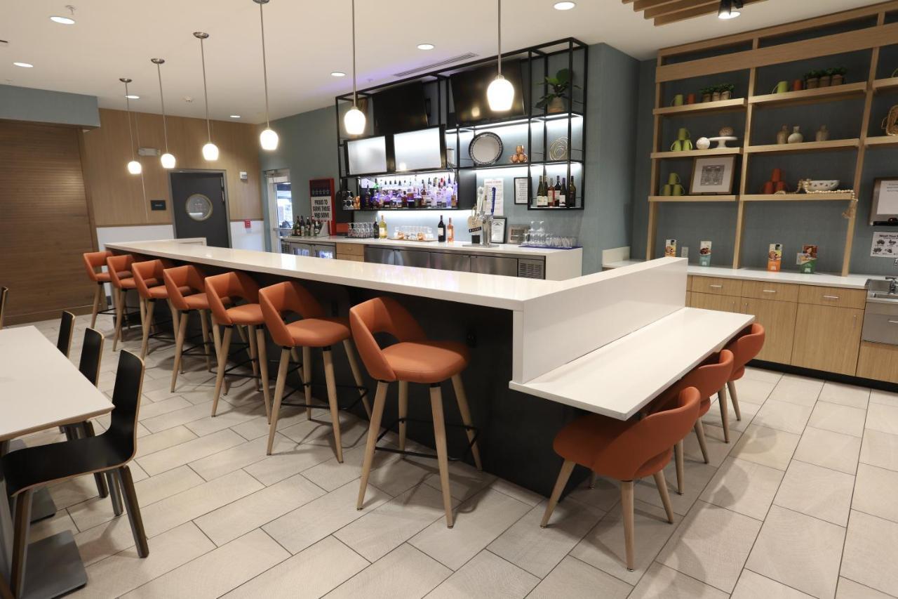 Hotel & - - Convention Ctr By Ihg 3*